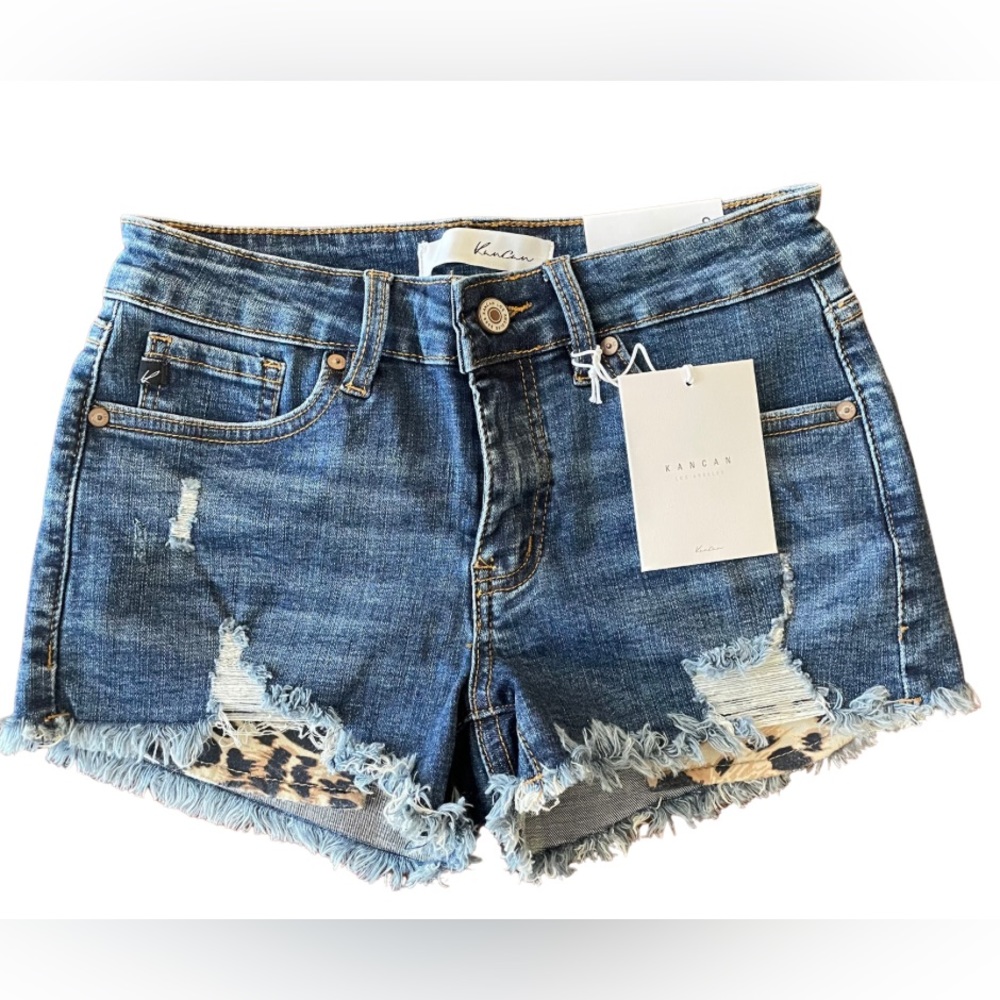 Kancan shorts with raw hem and leopard pockets